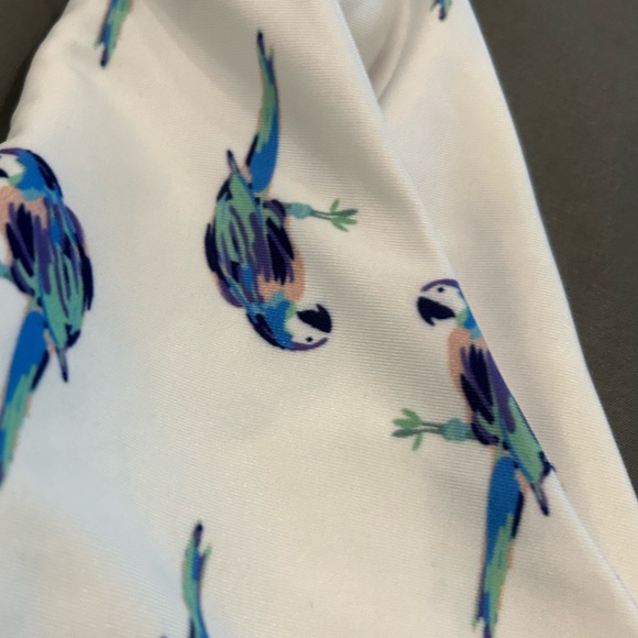 Bettinis Key Hole Bikini Top in Parrot Print Size Medium - Picture 4 of 5